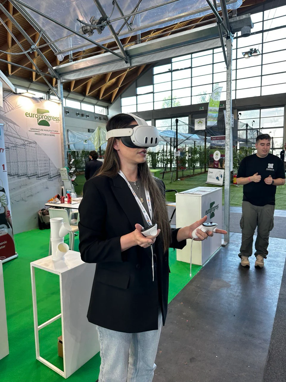 Visitatore con visore VR alla fiera